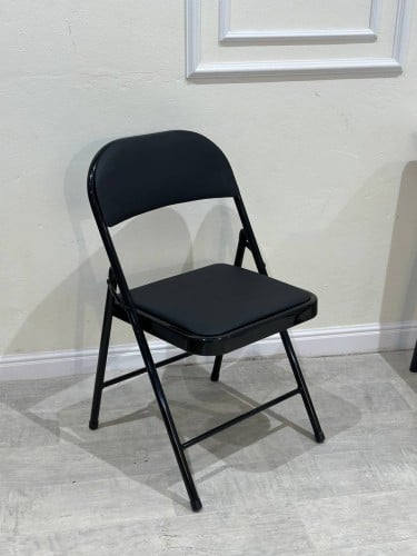 كرسي قابل للطي بمقع جلد أسود