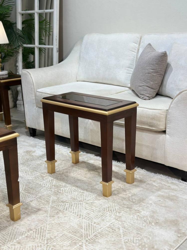 طقم طاولات ضيافة خشبي بسطح زجاجي شفاف – فخامة تليق بذوقك