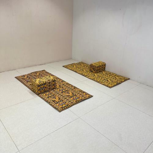 طقم جلسات ارضية مع 2 مراكي لون أصفر