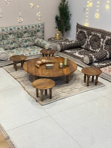 طقم طاولات مع اربع خدمه