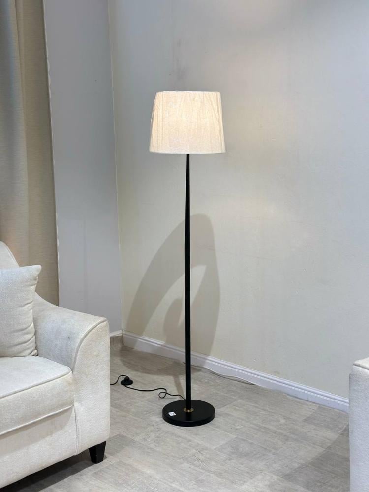 أباجورة أرضية طويلة بتصميم فاخر – رمز الأناقة والدفء في كل زاوية