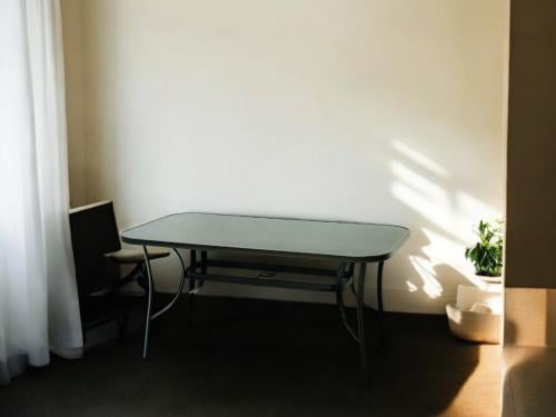 طاولة مستطيل زجاج اسود f5031