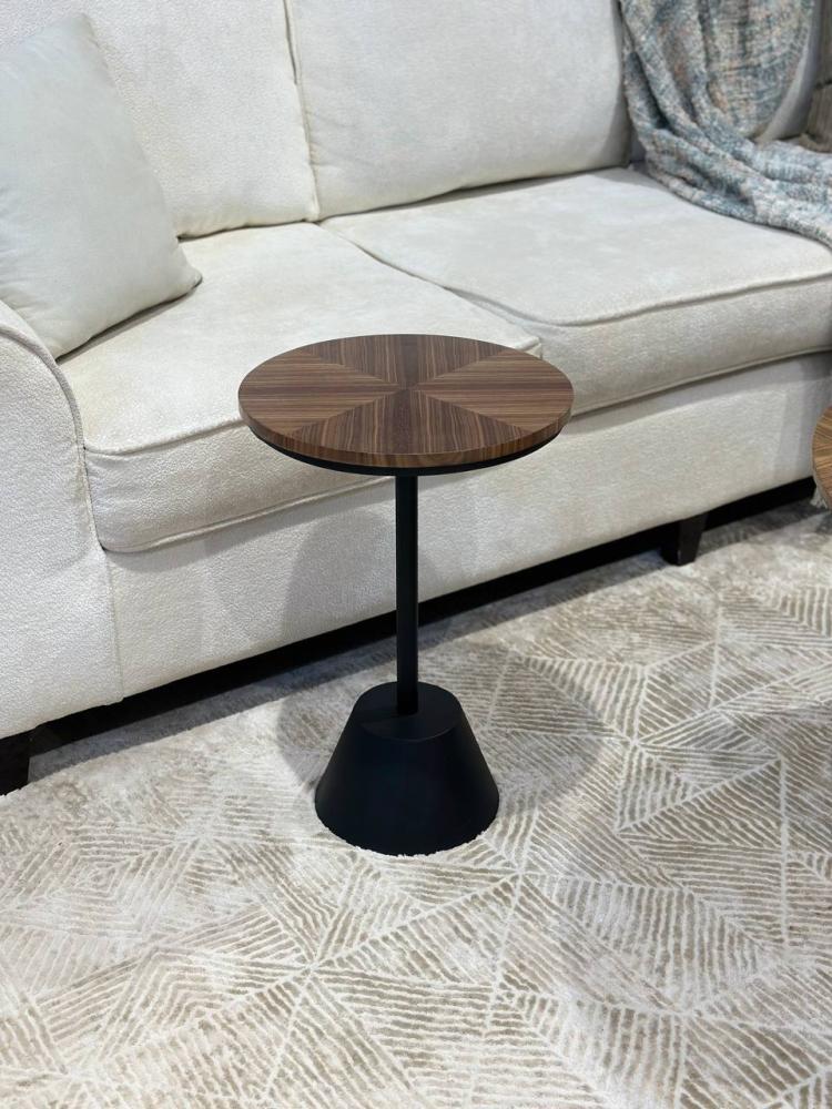 طاولة خدمة بسطح قشرة الجوز وقاعدة حديد أسود مطفي – تصميم عصري وفاخر