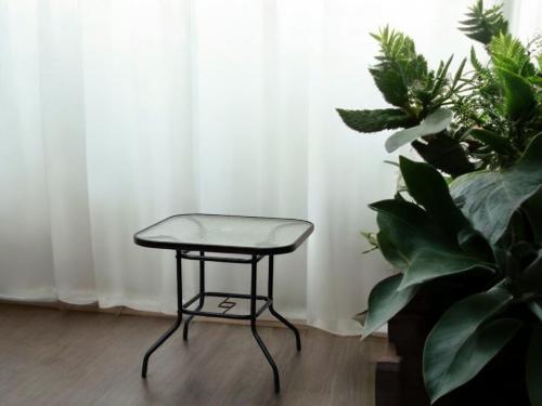 طاولة مربع زجاج شفاف اسود F5023