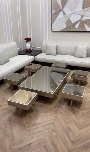 طقم طاولات ضيافة فاخر (طاولة رئيسية + 6 طاولات خدمة)