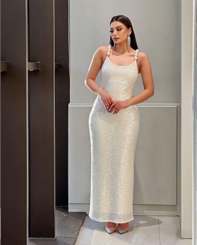 Carmen فستان أبيض كت بستراب لؤلؤ