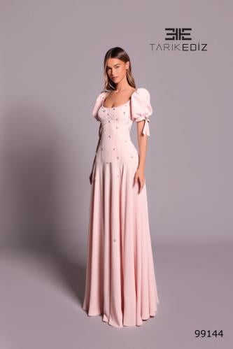 طارق ايديز فستان لونا كريب مرصع بالكريستال