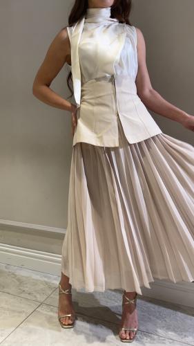 طقم بيج تنورة بليسيه و بلوزة حرير