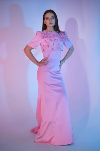 BIRGUL طقم ماكسي حرير ساتان مزين بالريش "وردي"