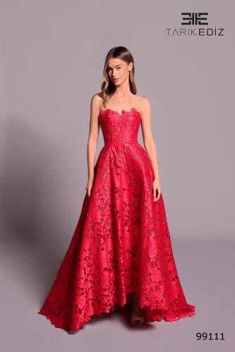 طارق ايديز  فستان جوبير بطبعات ورد 3D