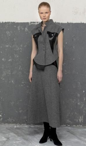 طقم تنورة وفيست صوف مزين بالجلد