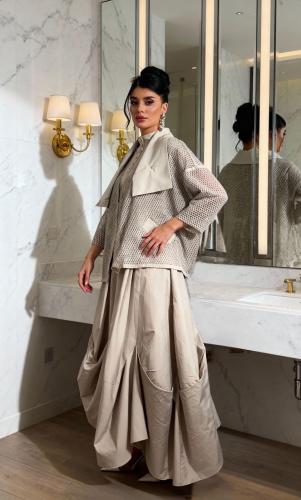 طقم من تنورة بوف وجاكيت شبكي