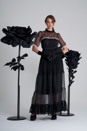 فستان اورقنزا أسود بقصات عرضية