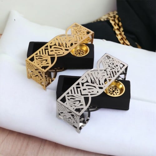 مباخر بقاعدة خشب أسود.