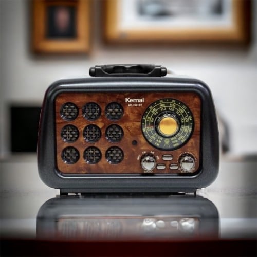 راديو مع سماعه بلوتوث.