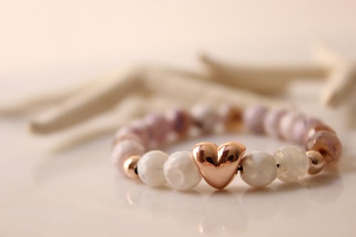 اسوره حجر بتدرجات الموف وتعليقه القلب بلون الروزقولد