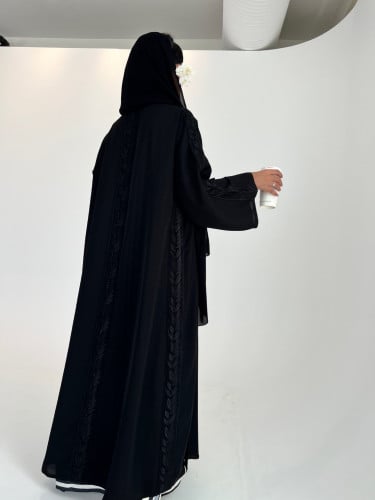 عباية تطريز وشك اسود.