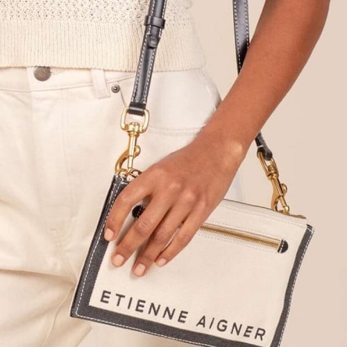 Pouch اصغر من A4