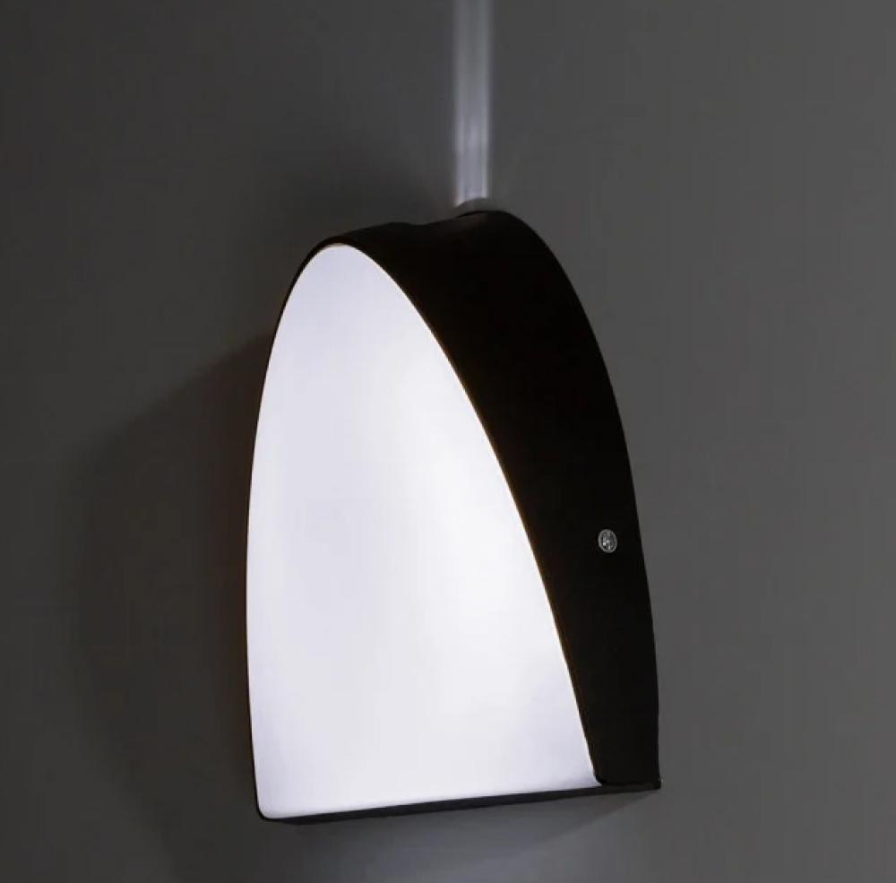 كشاف مثلث جدارى 30 واط فريم اسود