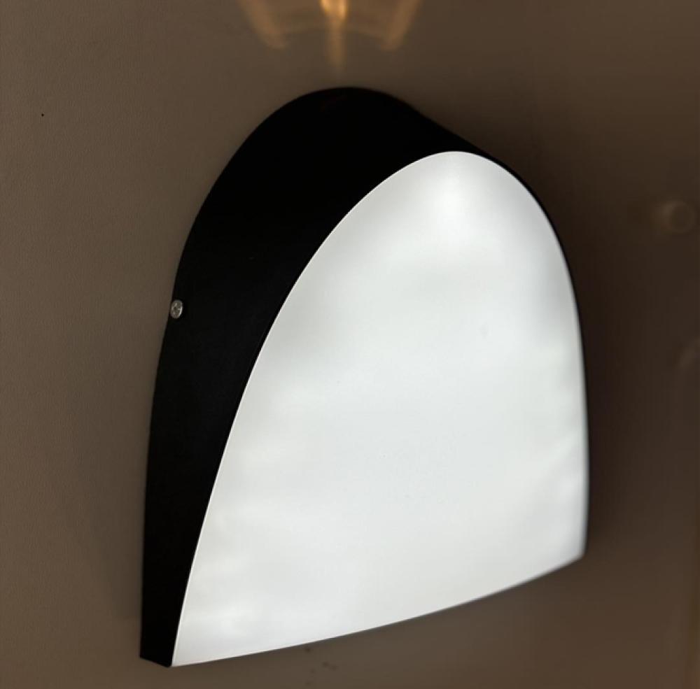 كشاف مثلث جدارى 30 واط فريم اسود