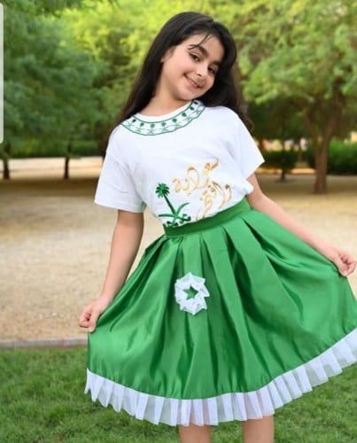 تنوره مع تيشيرت مصمم بالاسم