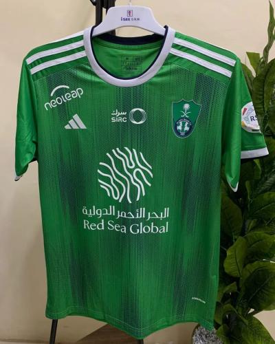 تالق باطلاله مع تيشرت نادي الاهلي اللون الاخضر الج...