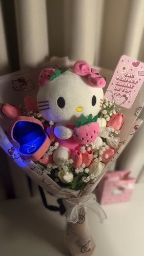 باقة هيلوكيتي مع سلسال و كرت اهداء