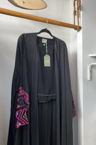 عباية حرير بأطراف مطرزة