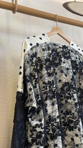 عباية منقطة بأطراف دانتيل - أبيض