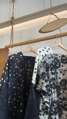 عباية منقطة بأطراف دانتيل - أسود