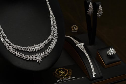 عقد صفين من الزاكوان المقارب للالماس