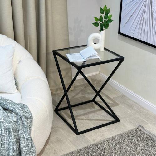 زاوية حديد أسود بسطح زجاج شفاف