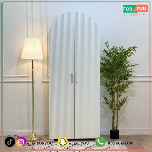 دولاب عبايات بلون أبيض