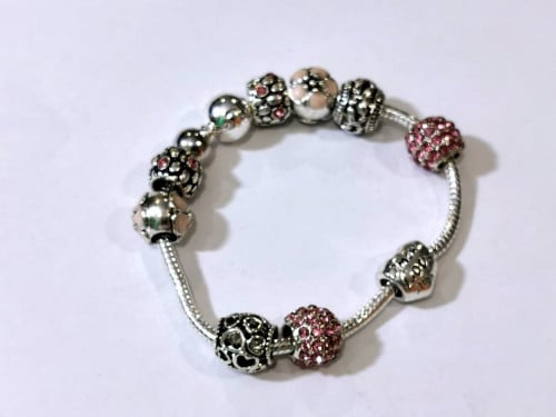 سوار نسائي مطلي بالفضة بتصميم انيق مع كريستال لامع من سواروفسكي اليمينتس