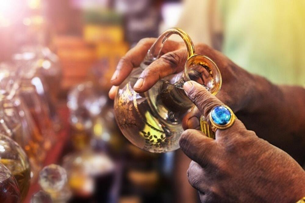 العطر بوصفه علامة طبقية في المجتمع العربي القديم: قراءة في التحول الاجتماعي والجمالي