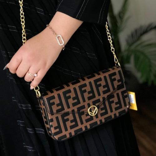 شنطة نسائية مميزه اخر صيحة الموضة مع علبة وكيس وكر...