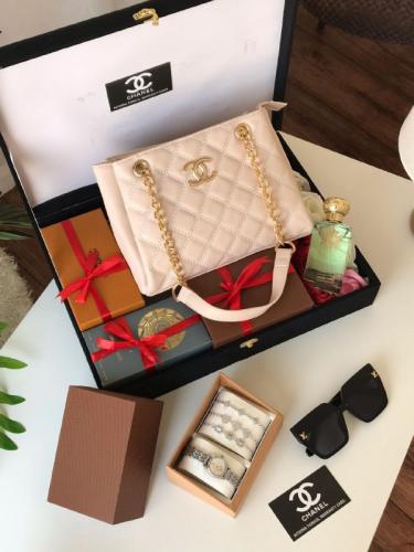 "هدية نسائية فاخرة | شنطة، نظارة شمسية، عطر، ساعة...