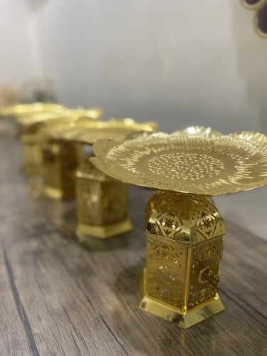 صحن تقديم ذهبي على شكل فانوس رمضان