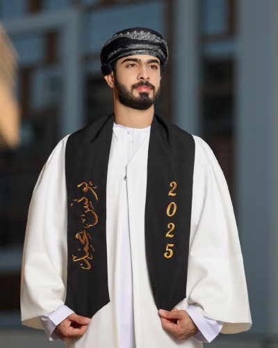 عبايه تخرج رجالية 2025 بتصميم أنيق يليق بيوم التمي...