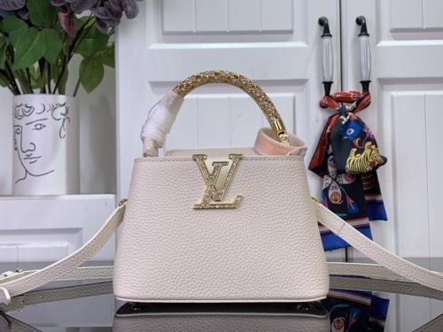 حقيبة يد فاخرة بمقبض مزخرف وشعار معدني مميزLouis Vuitton