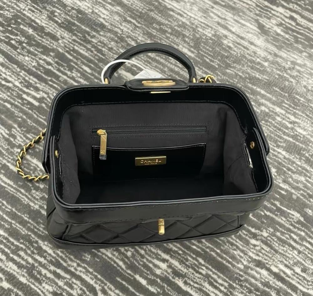 【オシャレさん必見♪】CHANEL  2024-2025AW  mini  バッグ オシャレさん必見♪】CHANEL 2024-2025AW mini バッグ (CHANEL