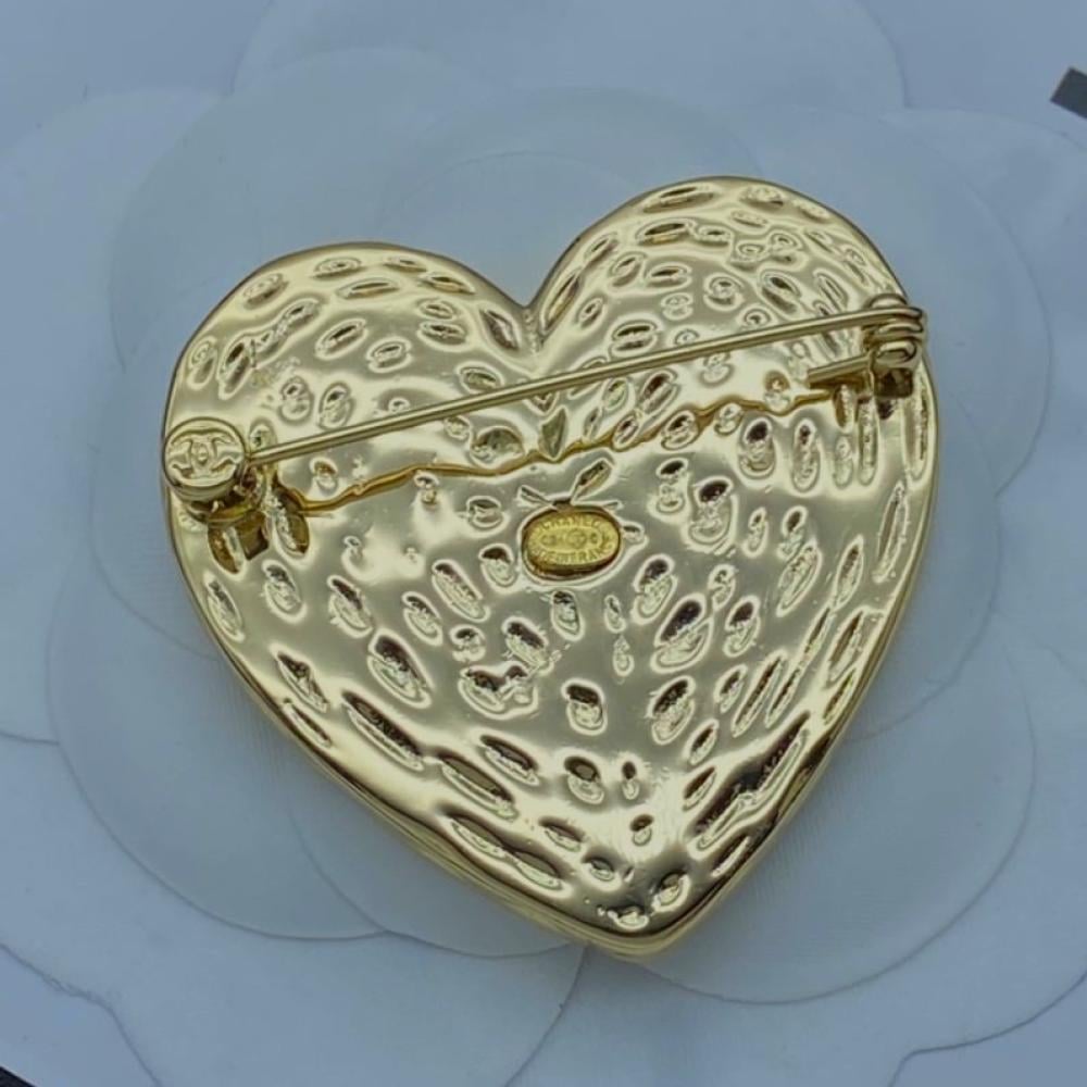 2024 Chanel heart-shaped brooch carved with the word Coco and the CC logo  in gold - TEBOUGIE