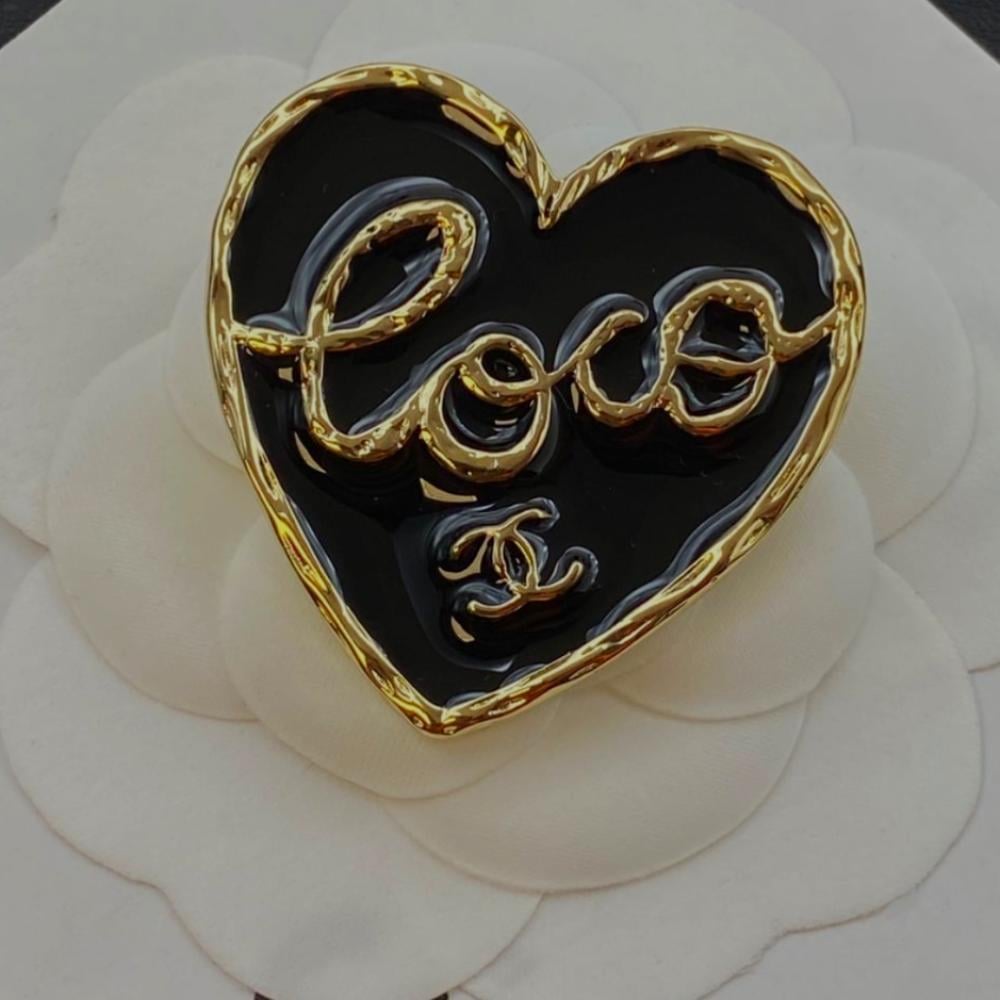 2024 Chanel heart-shaped brooch carved with the word Coco and the CC logo  in gold - TEBOUGIE