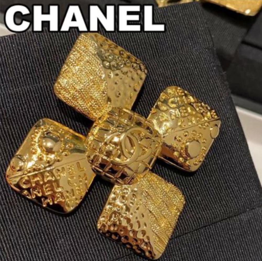 25A ターンロック風が目を惹く♪ CHANEL ゴールドピアス CCロゴ CHANEL CC Logos Rhinestone Large Turnlock Clip-On Earrings