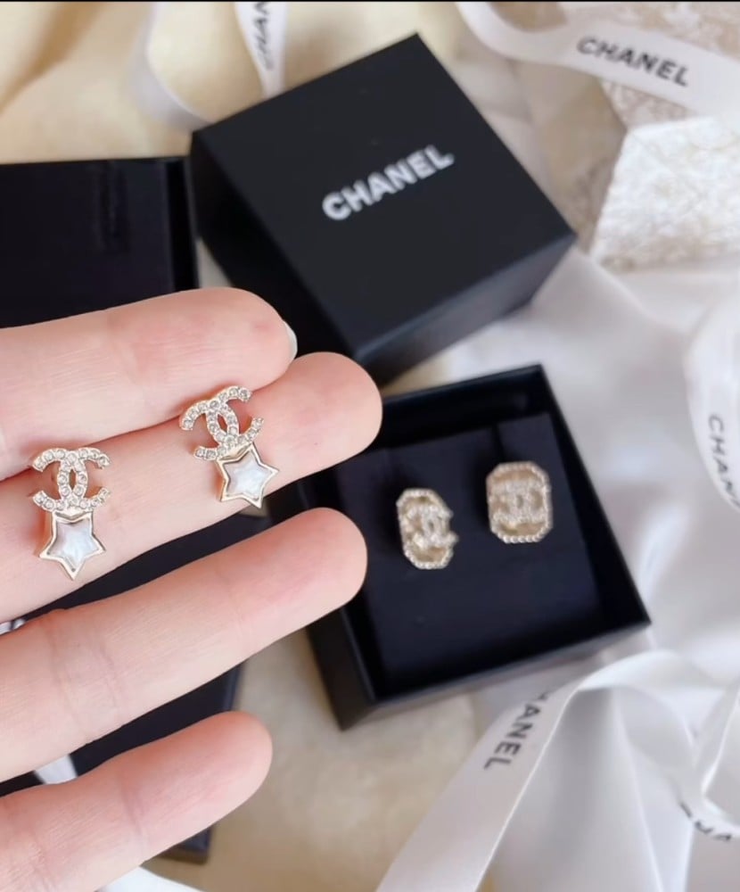 2024 Chanel gold star stud earrings with crystals - TEBOUGIE