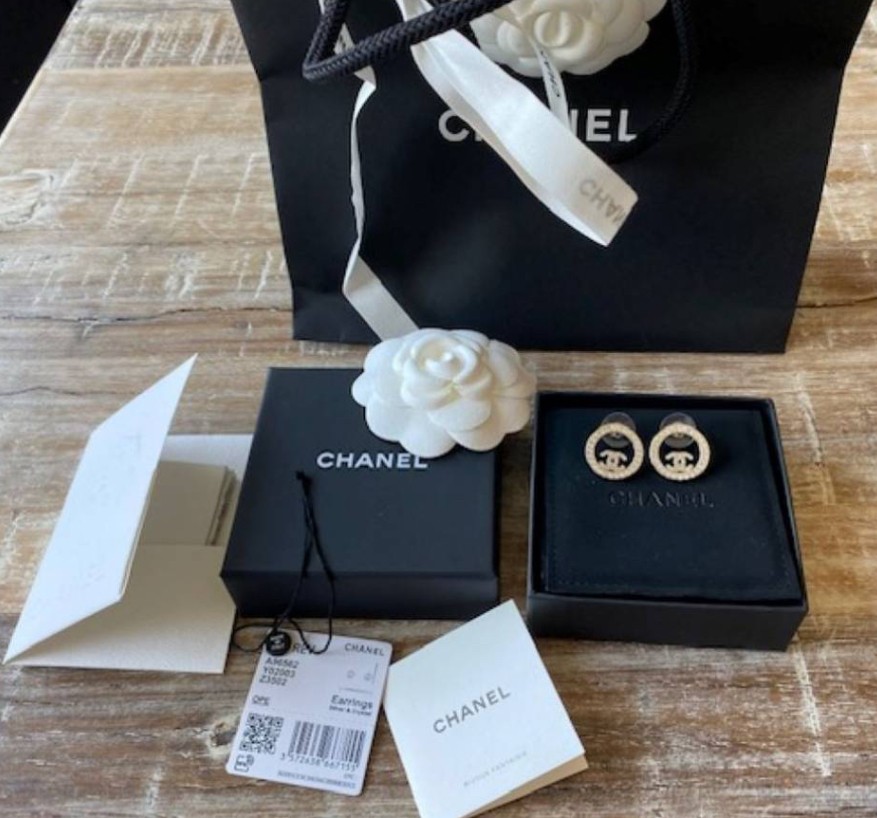 Original Chanel luxury jewelry box for earrings and earrings TEBOUGIE