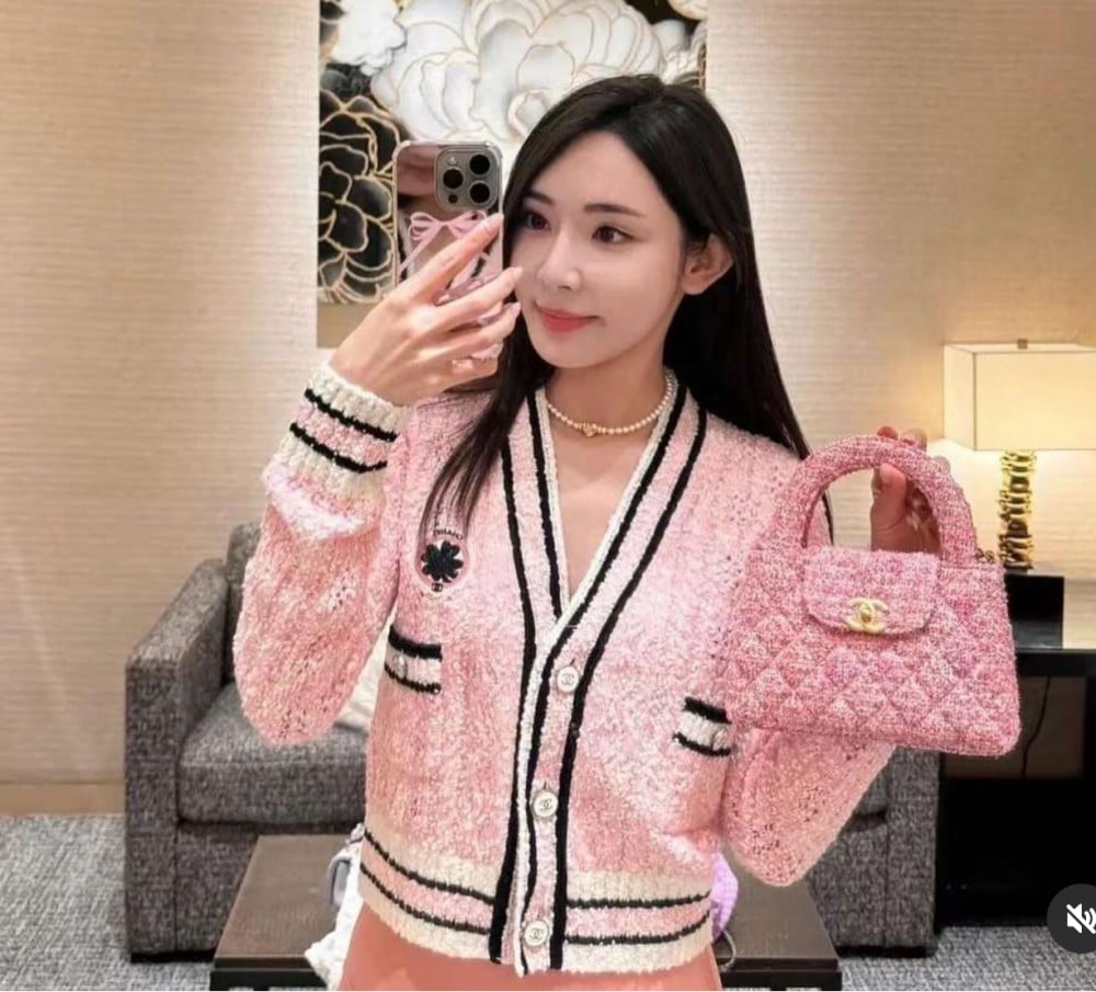シャネル　フーディー　パーカー　ノースリーブ　ベスト　ニット　切替　ピンク CHANEL - シャネル CHANEL エンボス ニット ワンピース