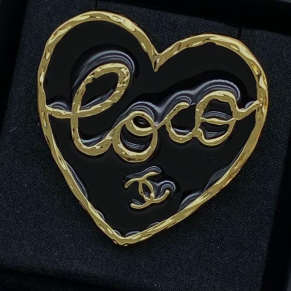 2024 Chanel heart-shaped brooch carved with the word Coco and the CC logo  in gold - TEBOUGIE