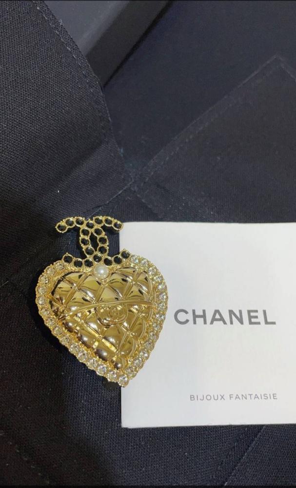 2025 Chanel Brooch Heart Gold Embellished - TEBOUGIE