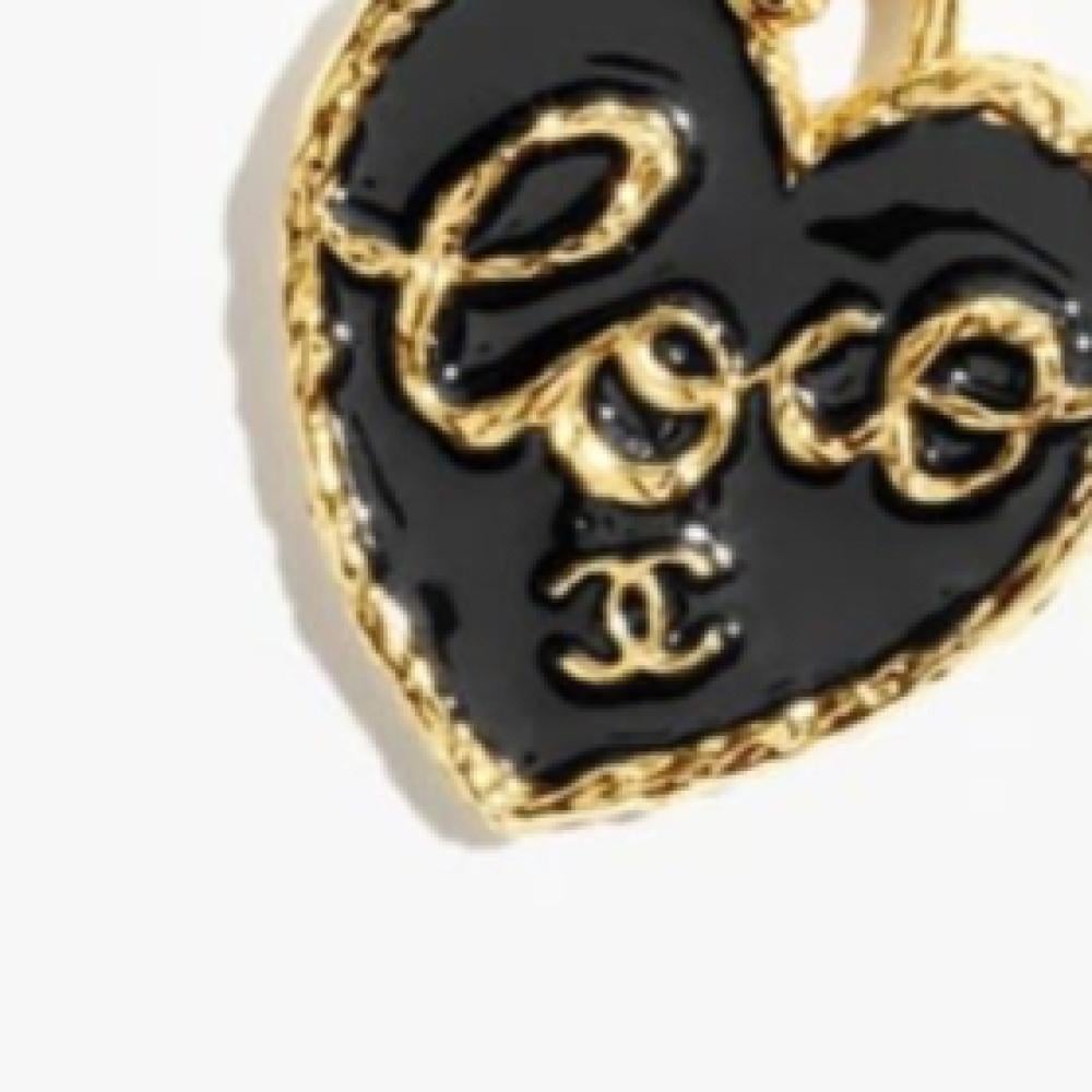 2024 Chanel heart-shaped brooch carved with the word Coco and the CC logo  in gold - TEBOUGIE